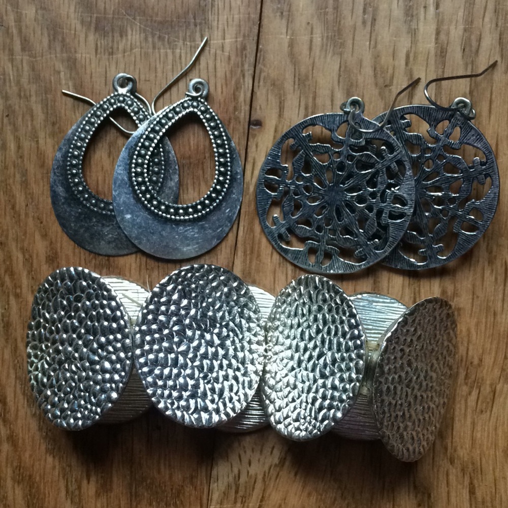 Lot 2 pairs earrings, one stretchy bracelet